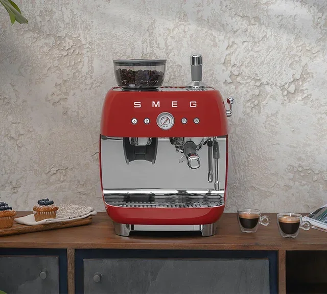 SMEG EGF03RDEU Röd Espressomaskin Retro 50-tal med inbyggd kaffekvarn