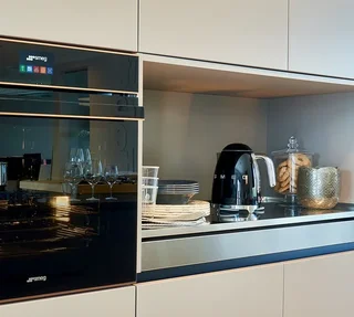 SMEG vattenkokare KLF03BLEU, svart – 1,7 liter