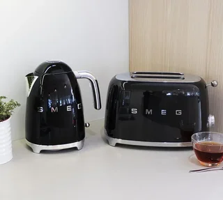 SMEG vattenkokare KLF03BLEU, svart – 1,7 liter