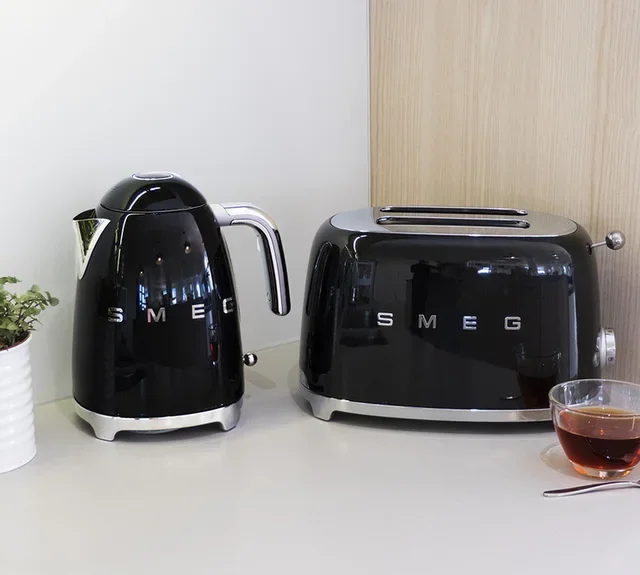 SMEG vattenkokare KLF03BLEU, svart – 1,7 liter