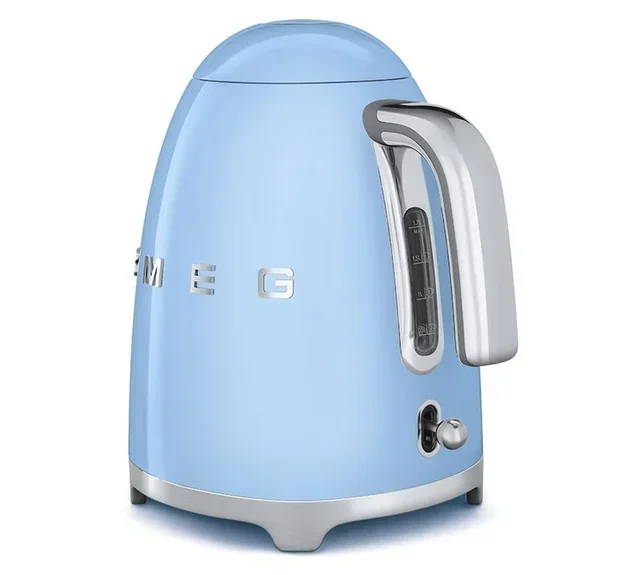 Bollitore SMEG KLF03PBEU, colore blu azzurro, capacità 1,7 litri.