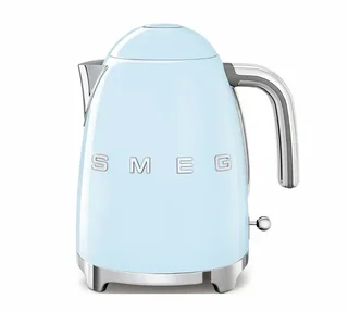 Bollitore SMEG KLF03PBEU, colore blu azzurro, capacità 1,7 litri.