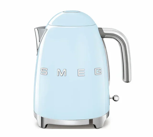 Bollitore SMEG KLF03PBEU, colore blu azzurro, capacità 1,7 litri.