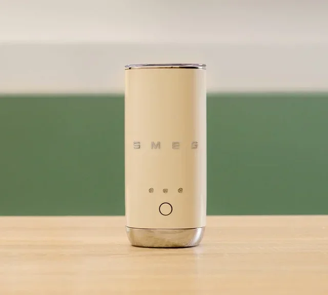 Montalatte SMEG MFF02CREU Crema