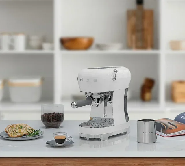 Máquina de espresso SMEG blanca ECF02WHEU estilo años 50