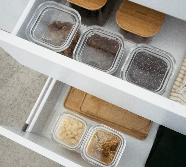 Szklana kwadratowa puszka PEBBLY 2,2 L do przechowywania