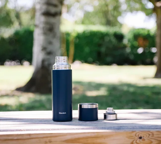 QWETCH Termosflaske 75cl - Matt marineblå med integrert kopp