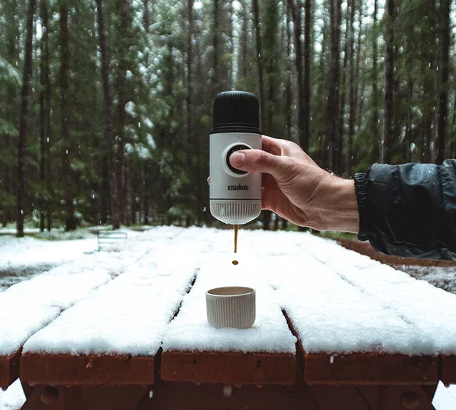 Wacaco Nanopresso Bianca - Macchina caffè portatile + Custodia