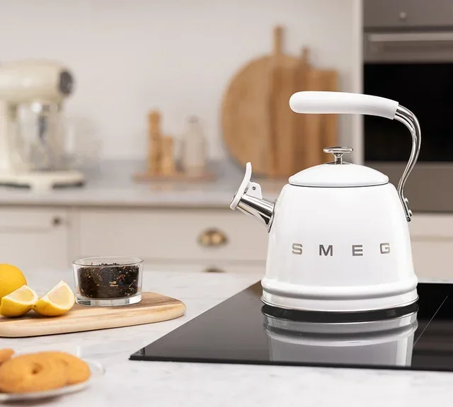 Whistling kettle WKF01WH 2.3 L - SMEG